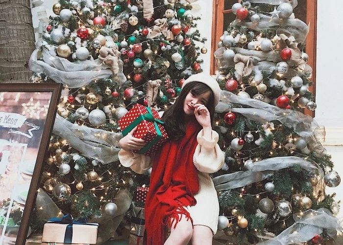 Tạo dáng với cây thông noel