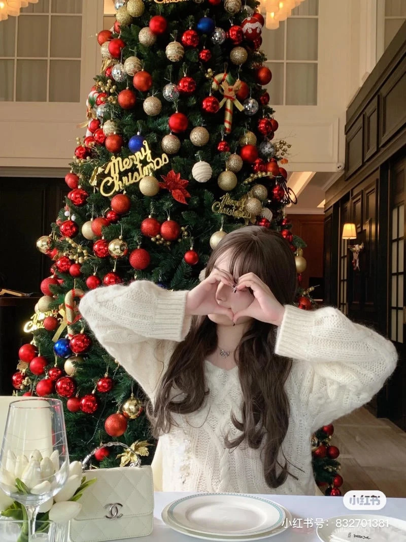 Tạo dáng đẹp với cây thông noel