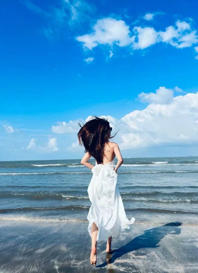 Ngồi trên cát nhìn biển