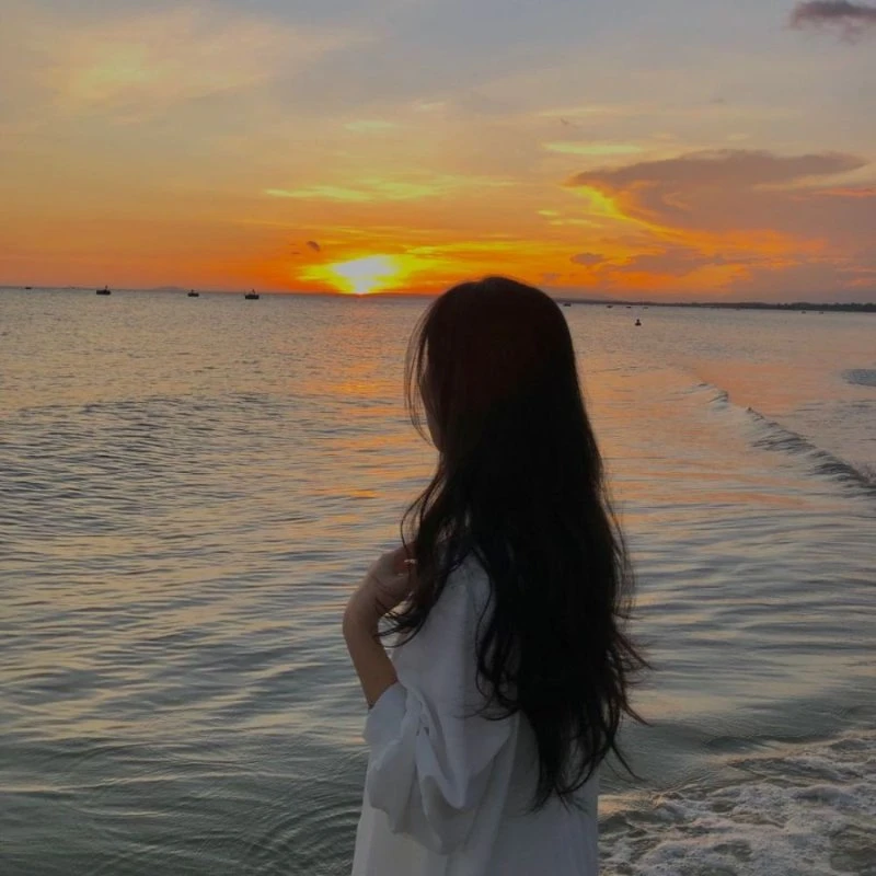 Tạo dáng với hoa bên biển