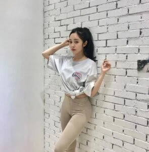Tạo dáng dựa lưng vào tường