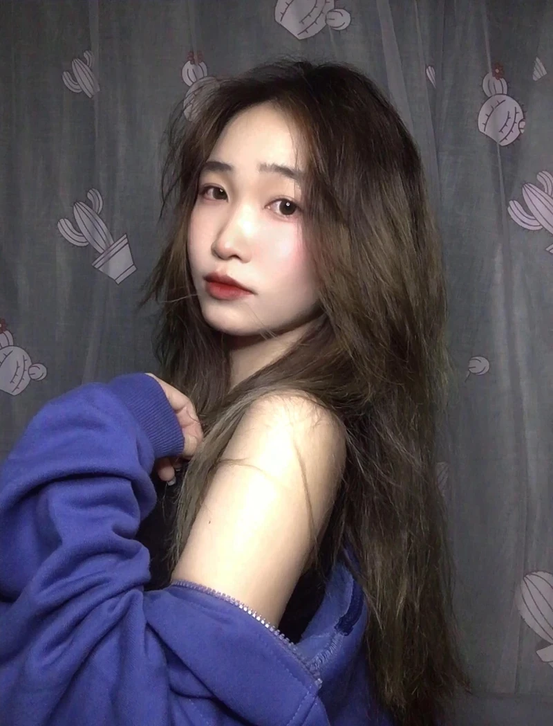 Cô gái tóc dài xinh đẹp