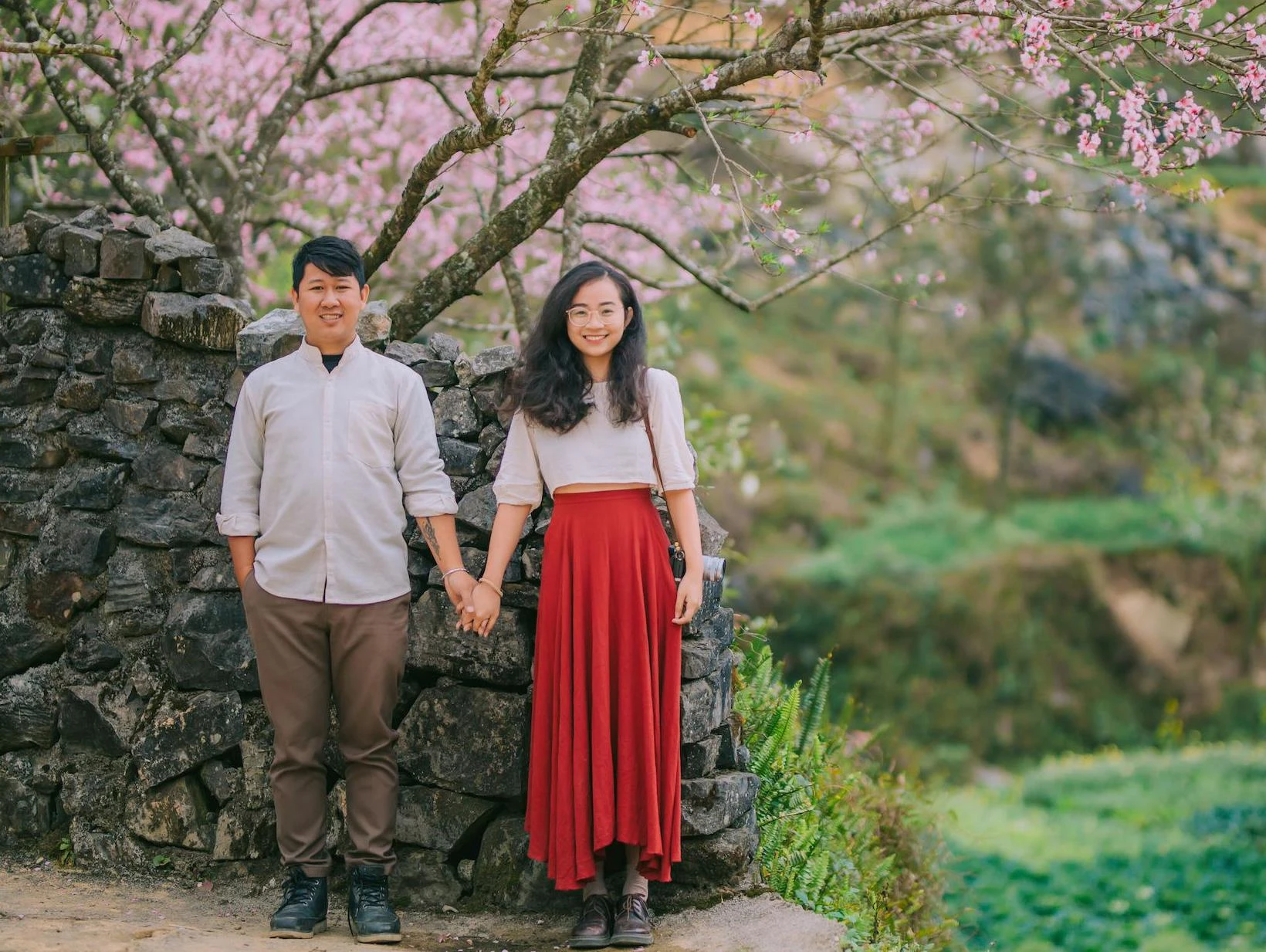 Ôm nhau chụp ảnh cặp đôi