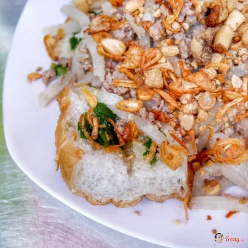 Góc bếp chế biến món bánh mì hấp