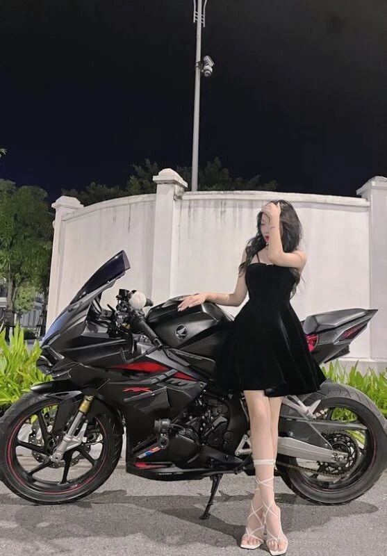 Tạo dáng chụp ảnh với xe máy