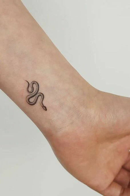 Hình xăm rắn nhỏ trên cổ tay
