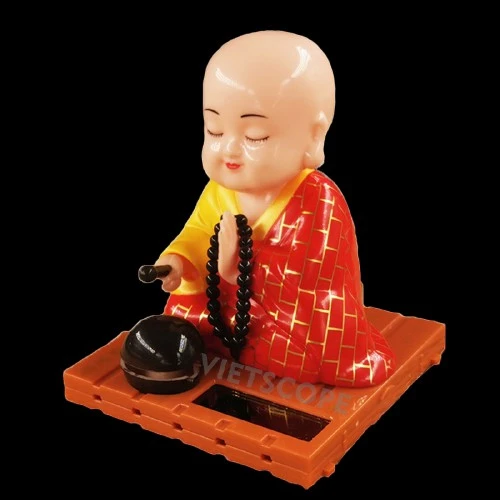 Hình ảnh thầy chùa trong trang phục truyền thống