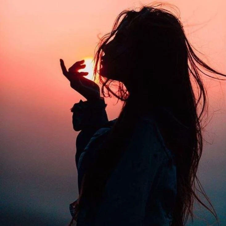 Cô gái buồn dưới mưa