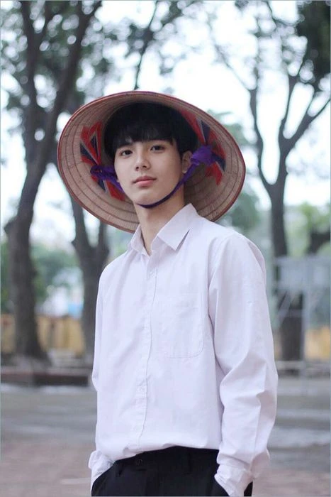 Học sinh nam trong bộ đồng phục