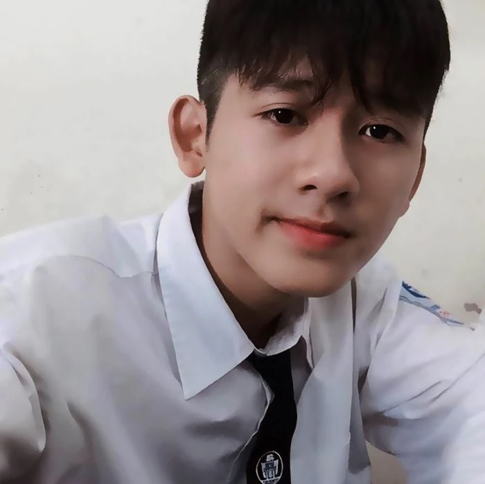 Học sinh chụp ảnh kỷ yếu