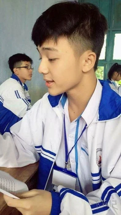 Nam sinh với tư thế năng động
