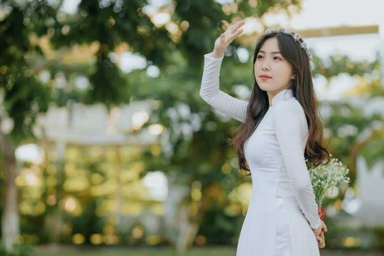 Tạo dáng với nón lá và hoa