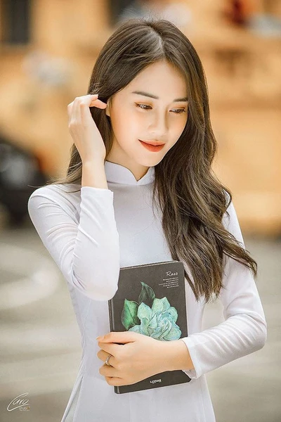 Tạo dáng với áo dài trắng trong khung cảnh xanh mát