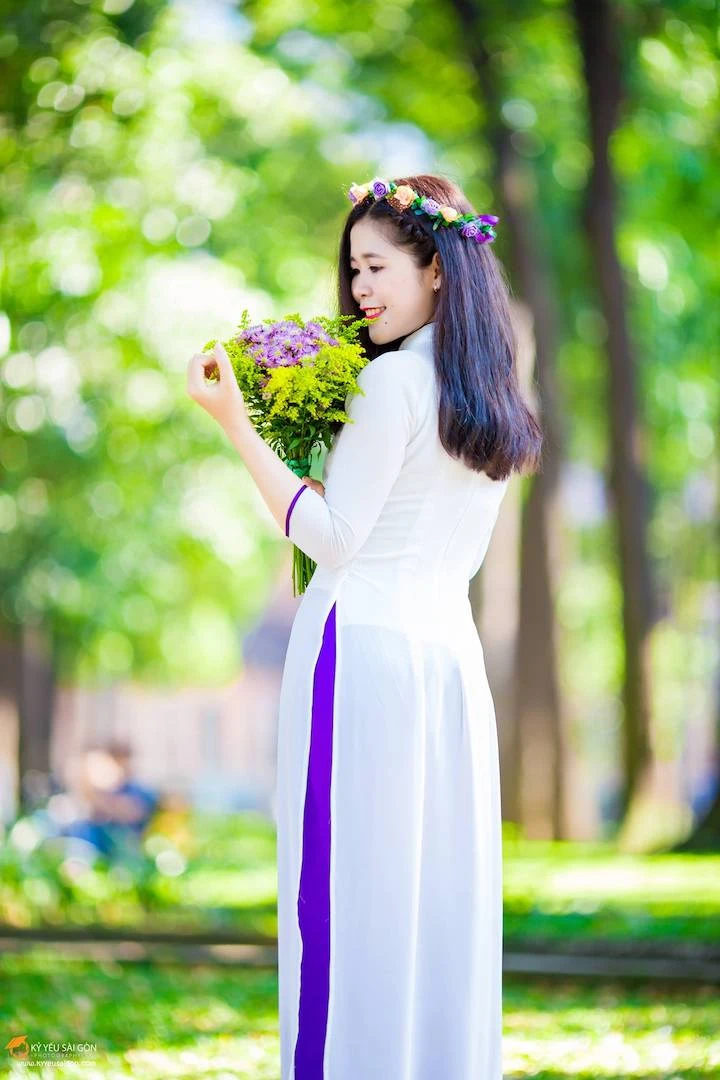 Phối hợp trang điểm với áo dài trắng
