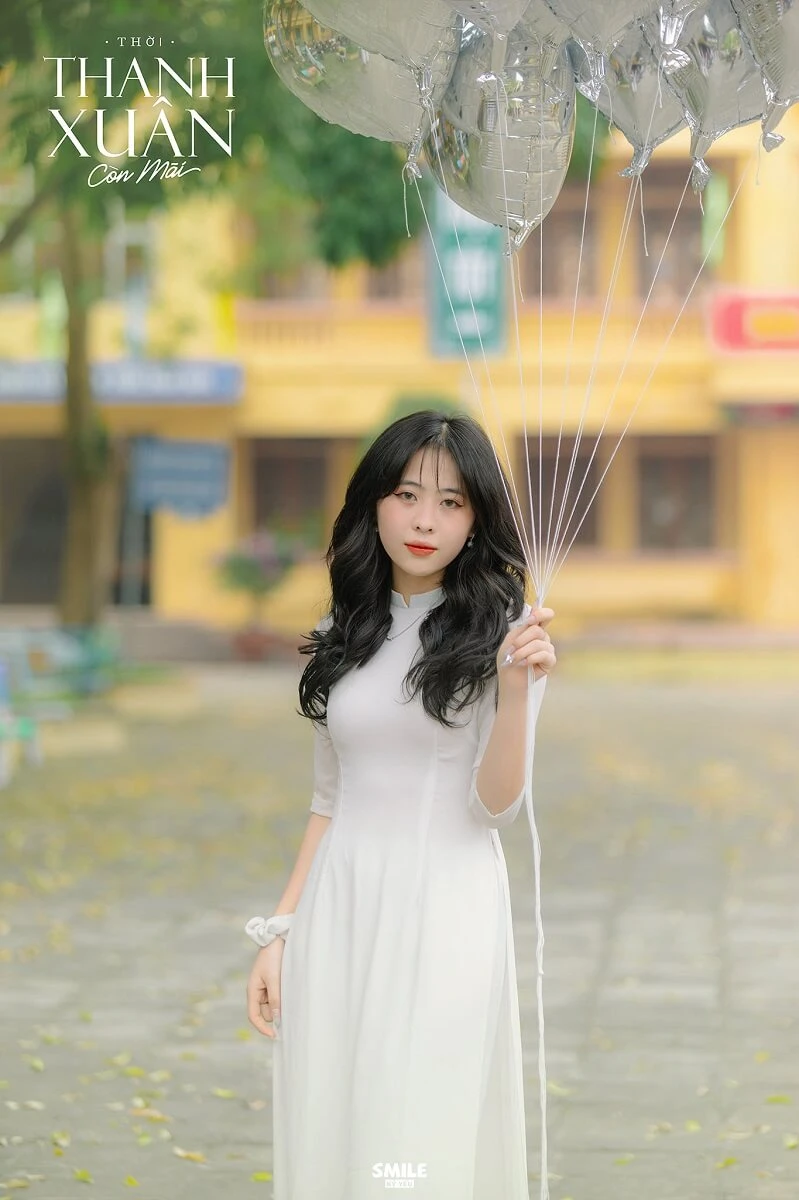 Tạo dáng với áo dài trắng kỷ yếu đẹp