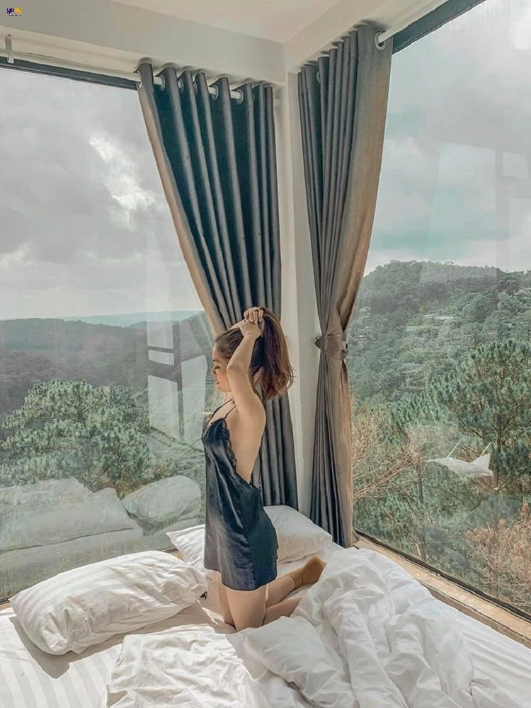 Ngồi thư giãn trên giường