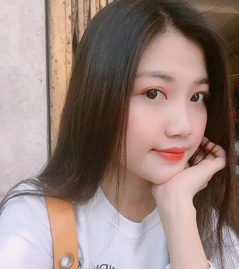 Cô gái nông thôn trong trang phục truyền thống