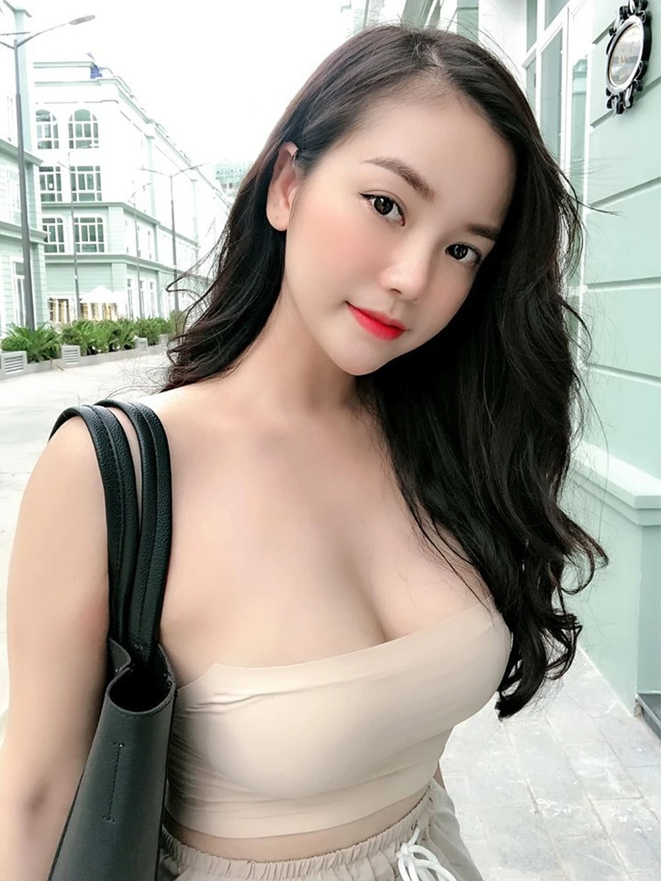 Gai xinh vong nguc khung