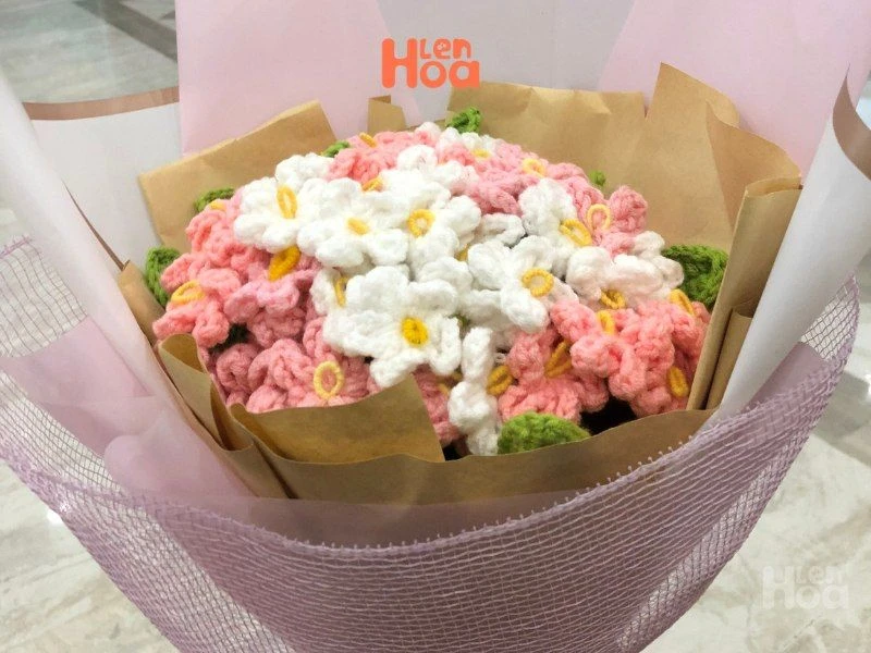 Hoa lưu ly bằng len đang được làm