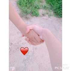 Cặp đôi nắm tay ngọt ngào