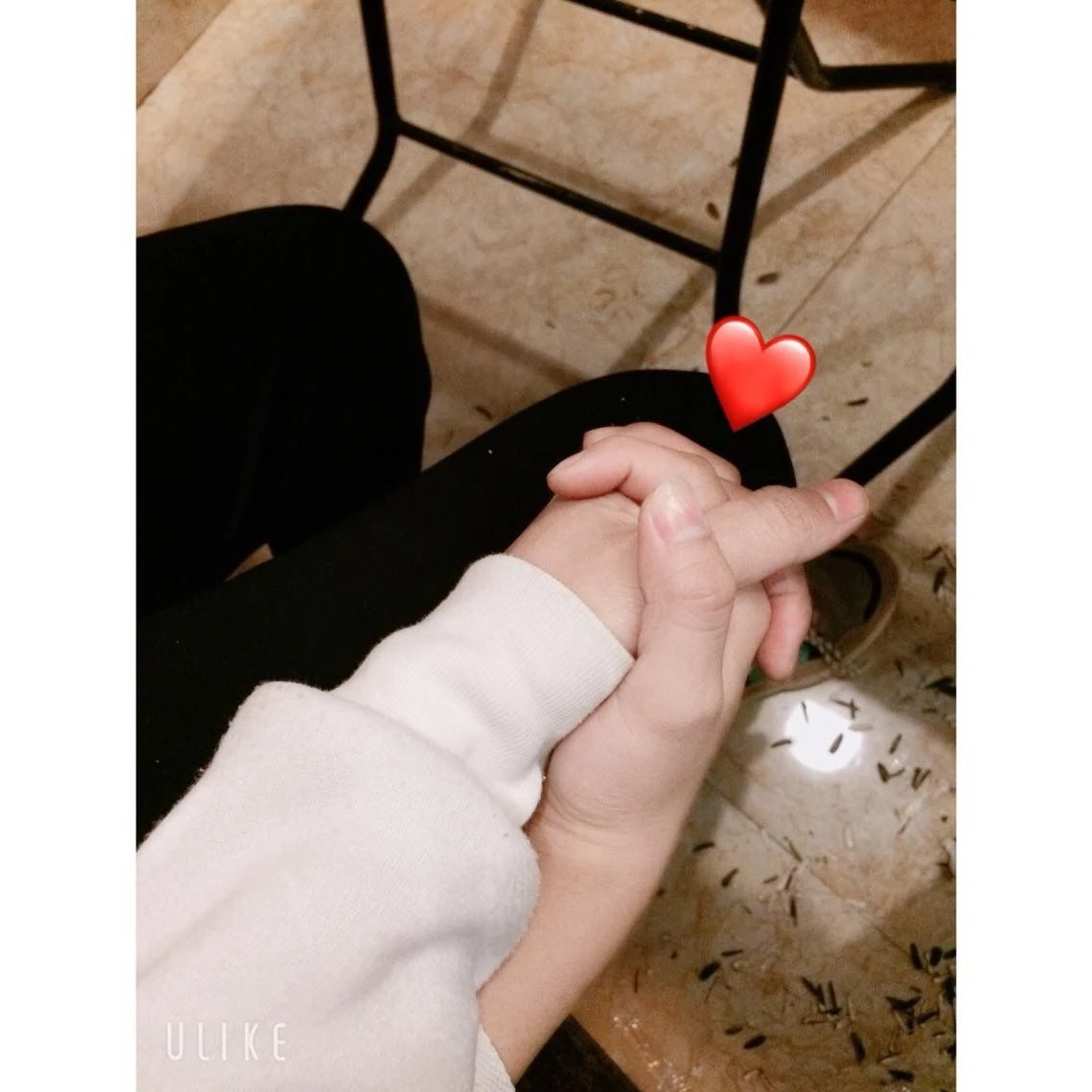 Nắm tay trong buổi hẹn