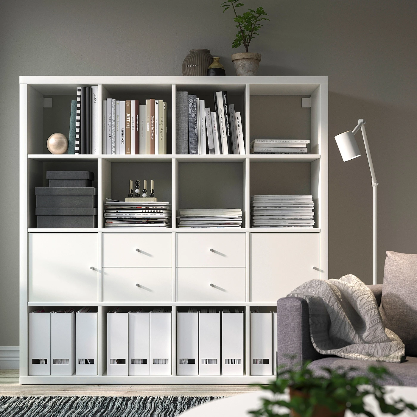 Kệ với các ngăn lưu trữ