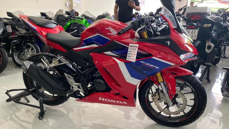 Giá xe Honda CBR150R mới nhất tháng 10/2024 tại đại lý