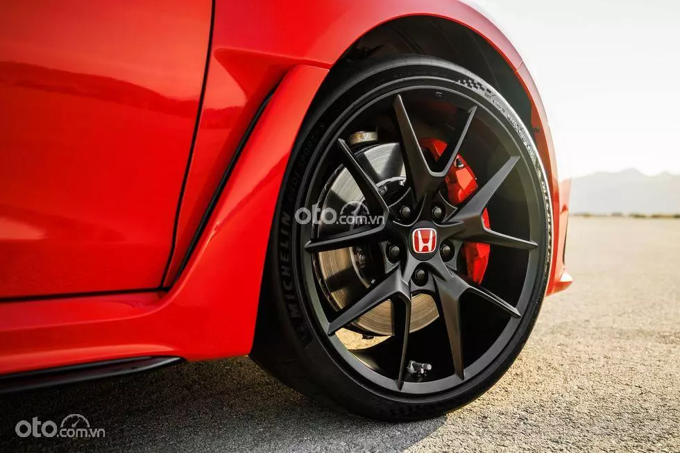 Giá xe Honda Civic Type R kèm ưu đãi mới nhất tháng 10/2024