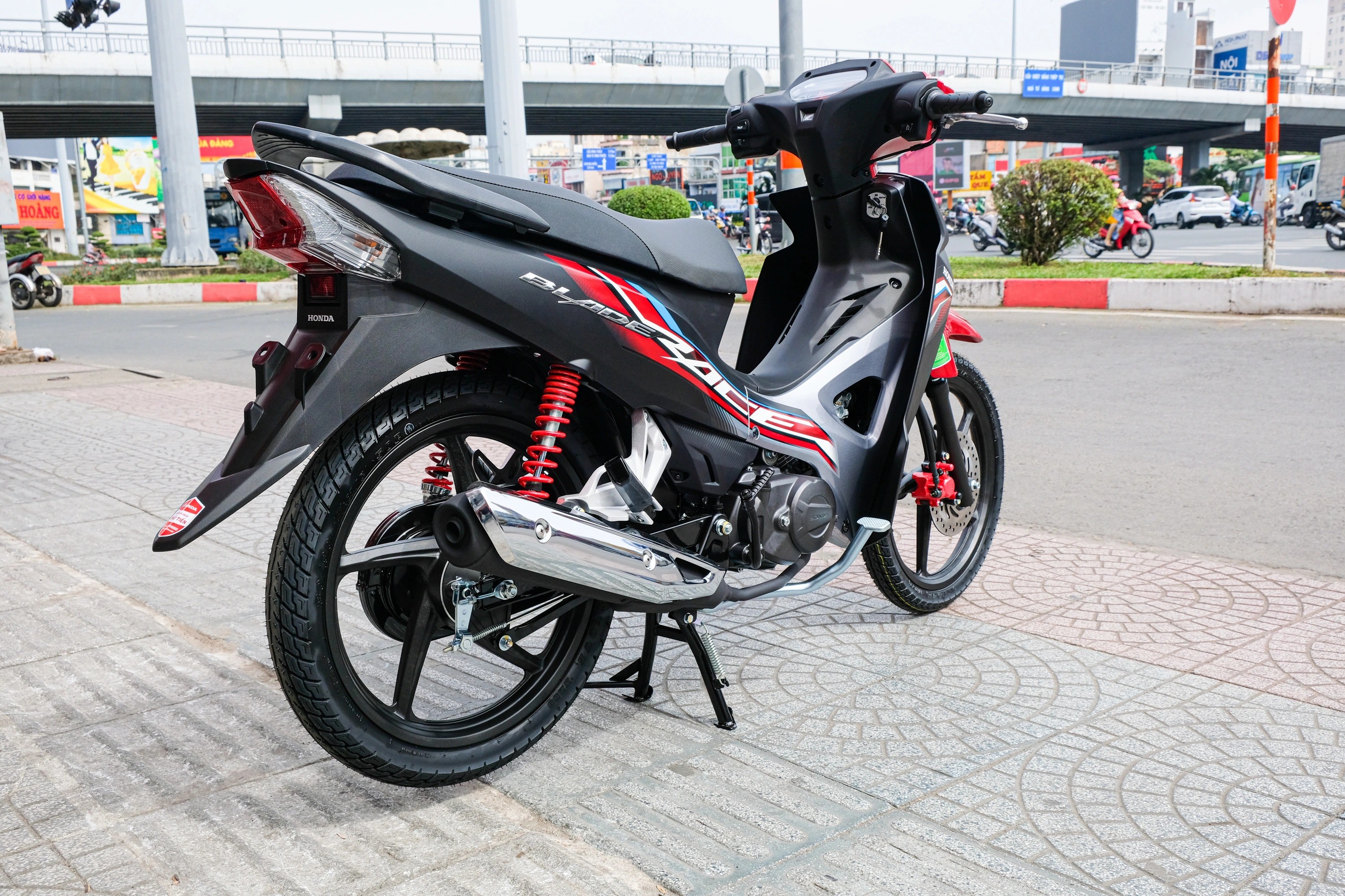 Có nên lắp thêm công tắc đèn xe Honda?