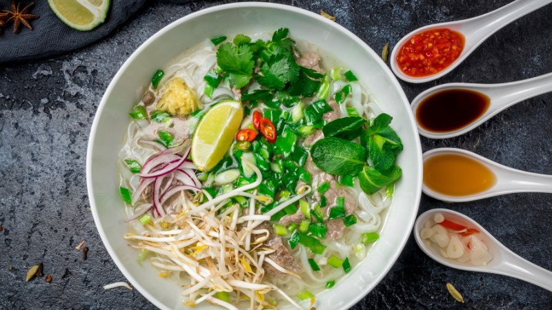 1 tô phở bao nhiêu calo? Cách ăn phở không béo, lợi ích từ phở