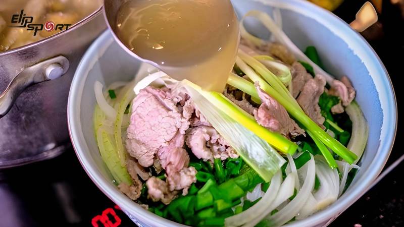 1 tô phở bao nhiêu calo? Cách ăn phở không béo, lợi ích từ phở