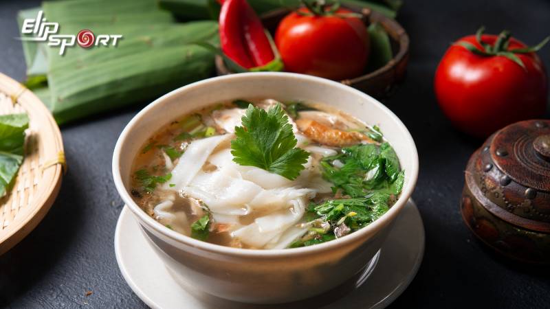 1 tô phở bao nhiêu calo? Cách ăn phở không béo, lợi ích từ phở