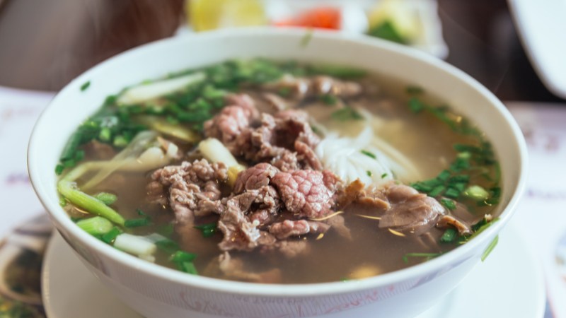 1 tô phở bao nhiêu calo? Cách ăn phở không béo, lợi ích từ phở