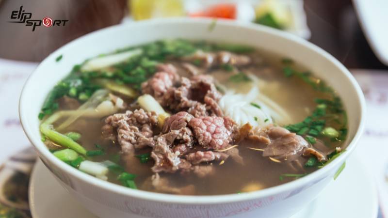 1 tô phở bao nhiêu calo? Cách ăn phở không béo, lợi ích từ phở