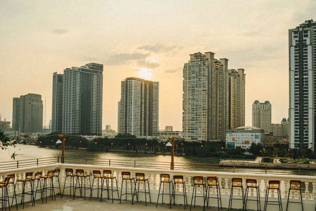 Chạng Vạng Rooftop Trần Não - Một góc ngắm sông Sài Gòn và Landmark 81 cực đỉnh