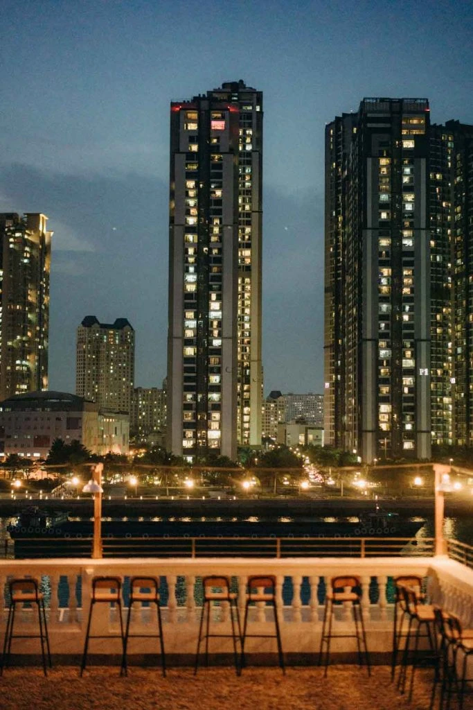 Chạng Vạng Rooftop Trần Não - Một góc ngắm sông Sài Gòn và Landmark 81 cực đỉnh