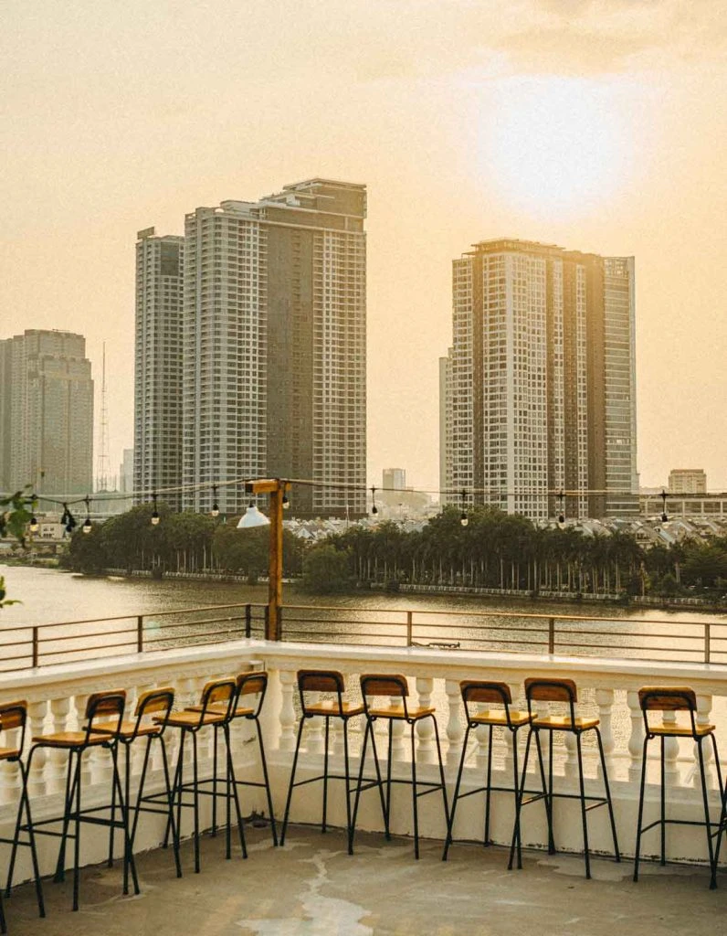 Chạng Vạng Rooftop Trần Não - Một góc ngắm sông Sài Gòn và Landmark 81 cực đỉnh