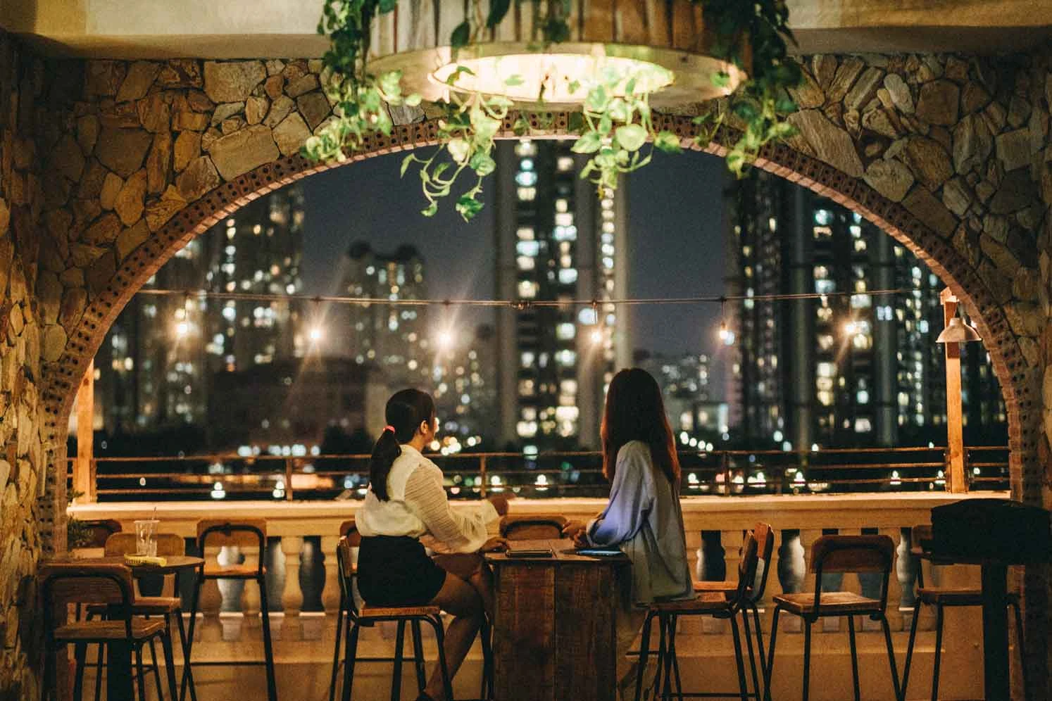 Chạng Vạng Rooftop Trần Não - Một góc ngắm sông Sài Gòn và Landmark 81 cực đỉnh