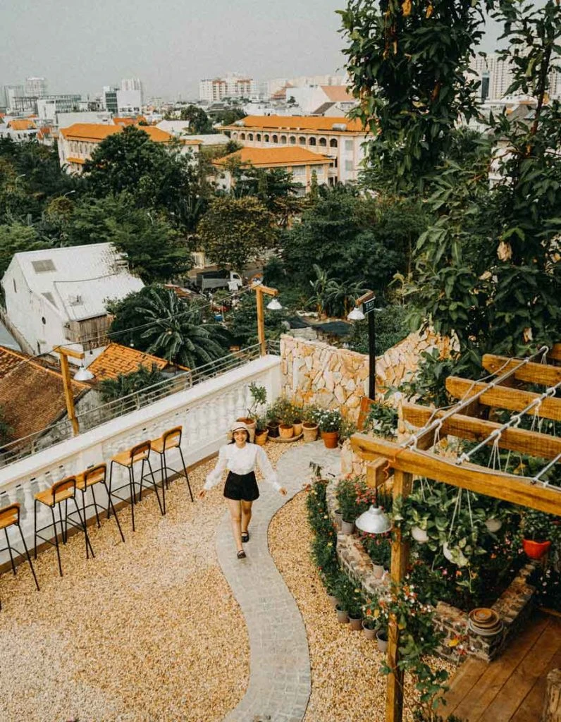 Chạng Vạng Rooftop Trần Não – Một góc ngắm sông Sài Gòn và Landmark 81 cực đỉnh