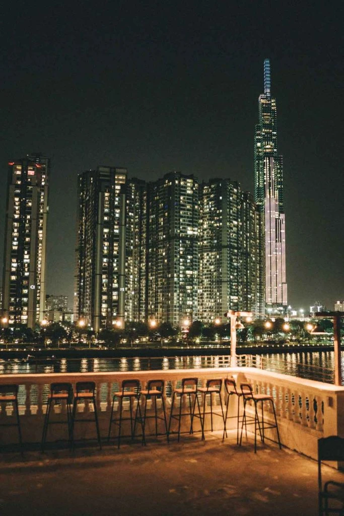 Chạng Vạng Rooftop Trần Não - Một góc ngắm sông Sài Gòn và Landmark 81 cực đỉnh