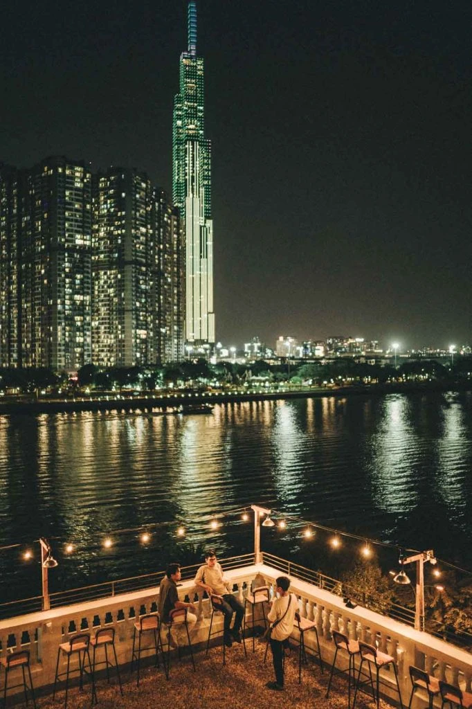 Chạng Vạng Rooftop Trần Não - Một góc ngắm sông Sài Gòn và Landmark 81 cực đỉnh