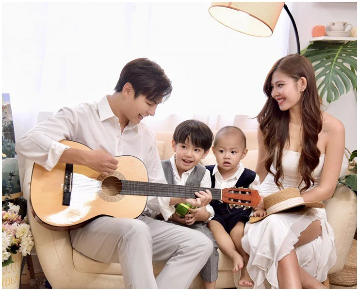 Ông bố chuẩn "soái ca" của showbiz Việt, vợ đẹp con xinh đáng ganh tị