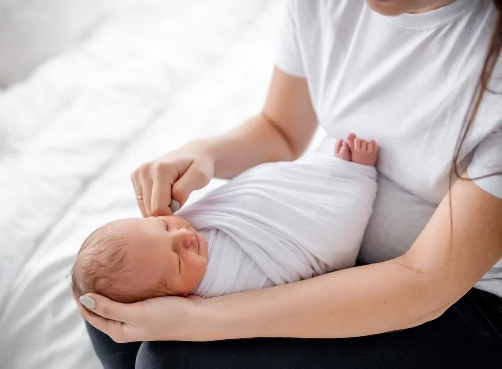 Hướng Dẫn Cách Quấn Khăn Cho Bé An Toàn và Ấm Áp