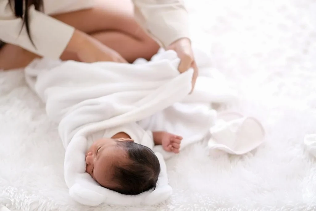 5 cách quấn khăn cho bé ngủ ngon, sâu giấc, không giật mình