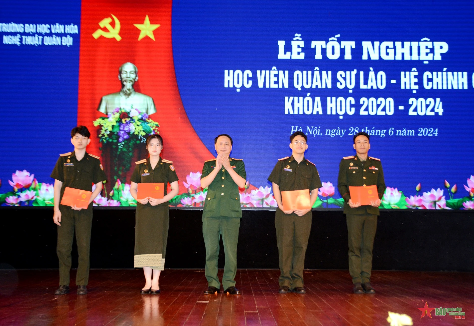 Trường Đại học Văn hóa Nghệ thuật Quân đội tổ chức Lễ tốt nghiệp cho học viên quân sự Lào