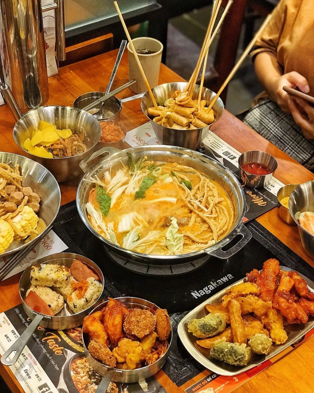 Review Chi Tiết Nhất Buffet Tokbokki Dookki Cho Người Mới Từ Giá Cả Đến Cách Pha Sốt Thần Thánh | Vincom