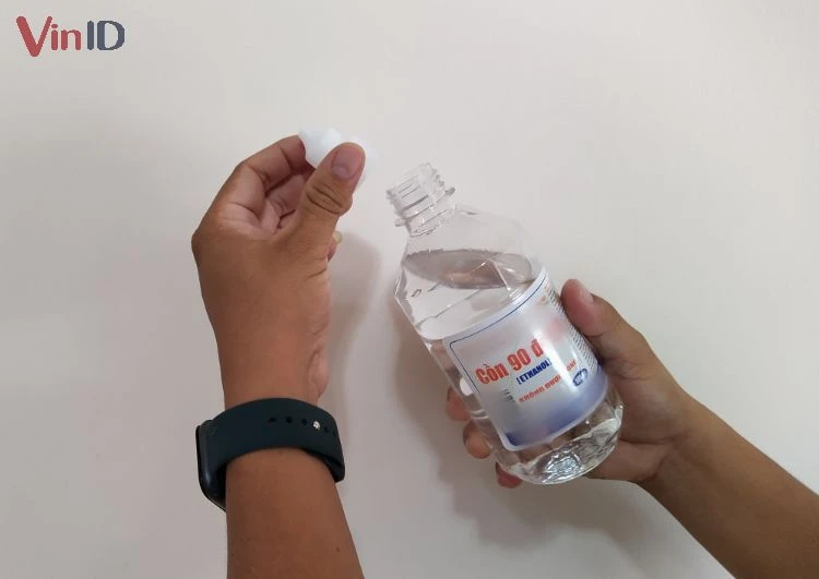 5 Cách Tẩy Sơn Trên Quần Áo Hiệu Quả Không Hư Vải