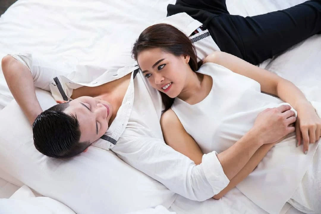 Thái độ của đàn ông sau khi quan hệ nói lên điều gì? Cách nhận biết anh ấy yêu bạn