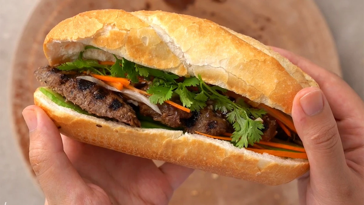 Top 15 địa chỉ bán bánh mì Hà Nội ngon khó cưỡng