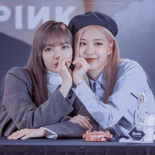 Lisa và Rose cute thể hiện tình bạn trong Blackpink